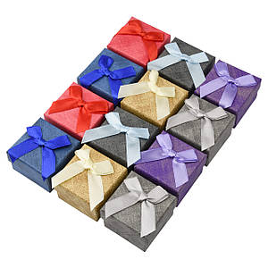 Коробочка квадратна картонна з бантом і принтом під кільце розмір 5 Х 5 см висота 3,5 см 24 штуки в пакованні