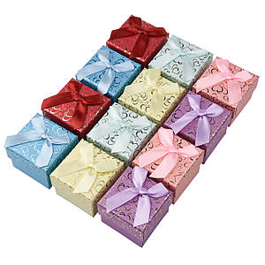 Коробочка квадратна картонна малюнки з бантом під кільце розмір 50Х50Х40 мм 24 штук в пакованні мікс кольорів