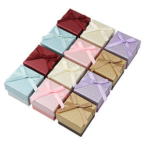 Коробочка квадратна картонна малюнки з бантом під кільце розмір 50Х50Х40 мм 24 штук в пакованні мікс кольорів