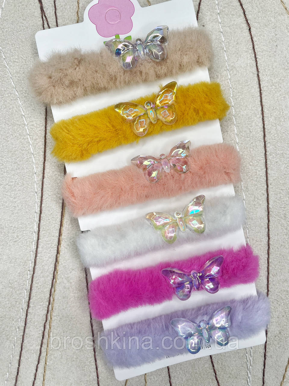 Гумки для волосся оптом 6 см хутряні з прикрасою 12 шт./пач. МЕТЕЛИКИ, фото 1