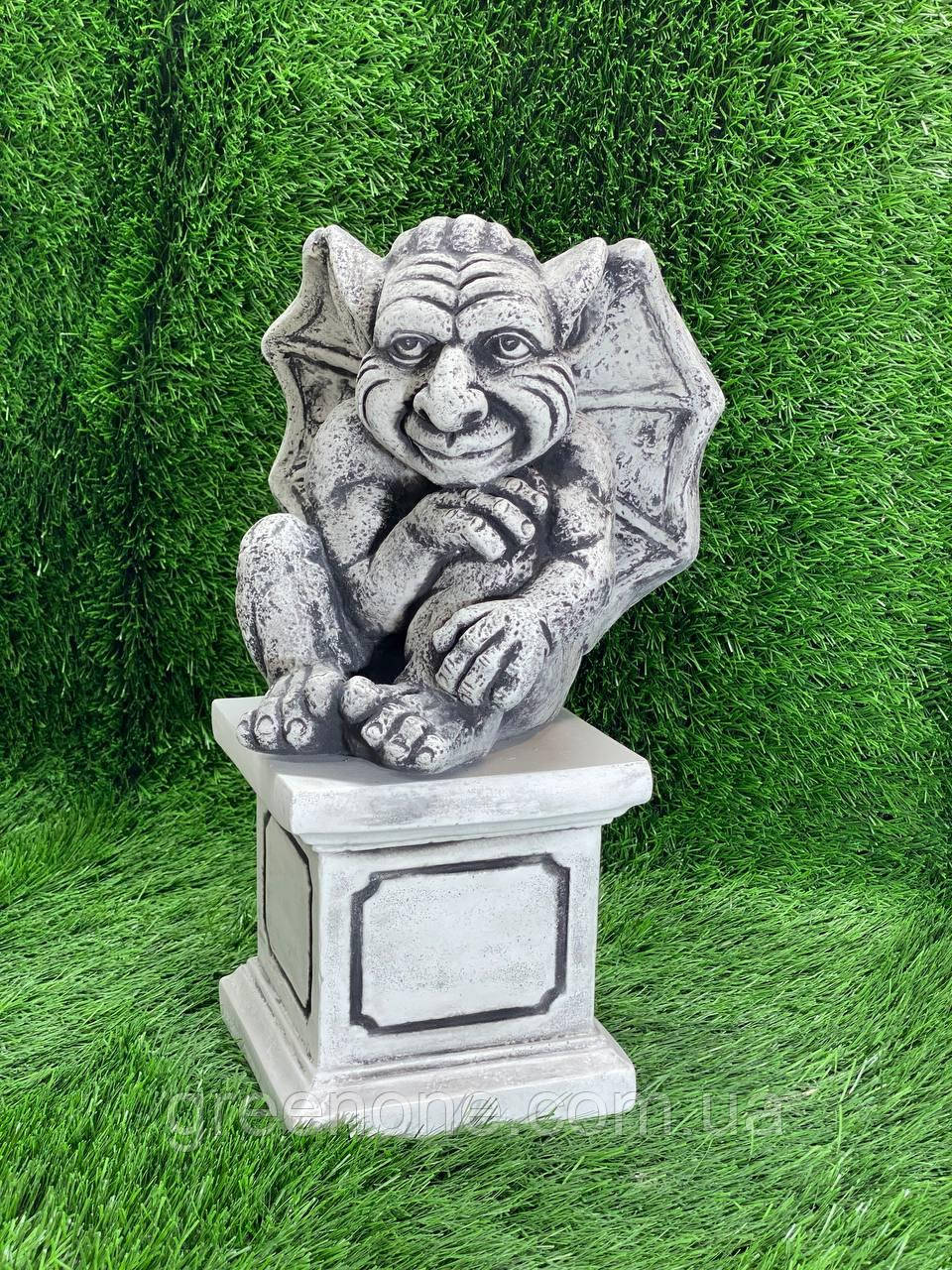 Квадратний постамент з химерою,горгулія з крилами на бетонній підставці сіро-чорного кольору ручного розпису, фото 1