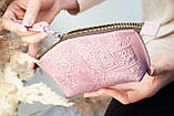 Шкіряна косметичка в кольорі чайна роза з тисненням Марки та штемпеля України, фото 3