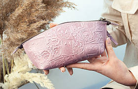 Шкіряна косметичка в кольорі чайна роза з тисненням Марки та штемпеля України