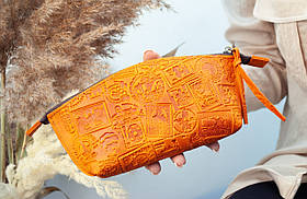 Шкіряна косметичка в кольорі помаранчева з тисненням Марки та штемпелі України