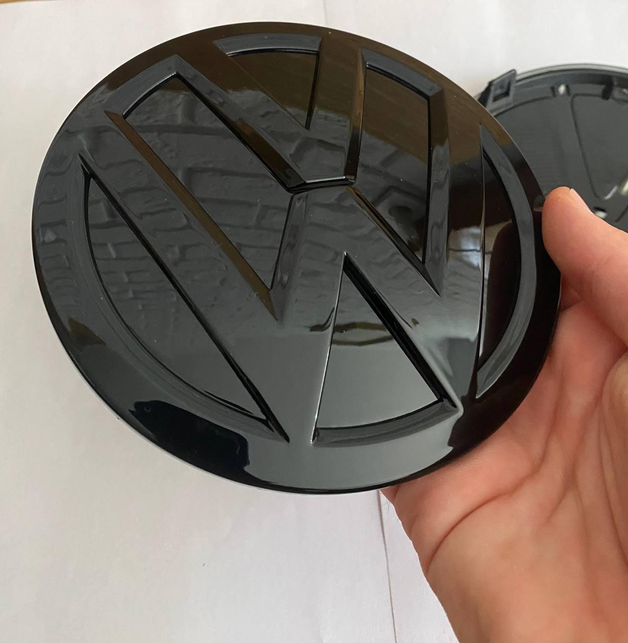 Емблема радіаторної решітки Volkswagen Touareg 2015 -  7P6853601B чорний глянець