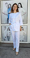 Медицинский костюм женский белого цвета, интересный медицинский костюм на пуговицах спрятаных под планкой.