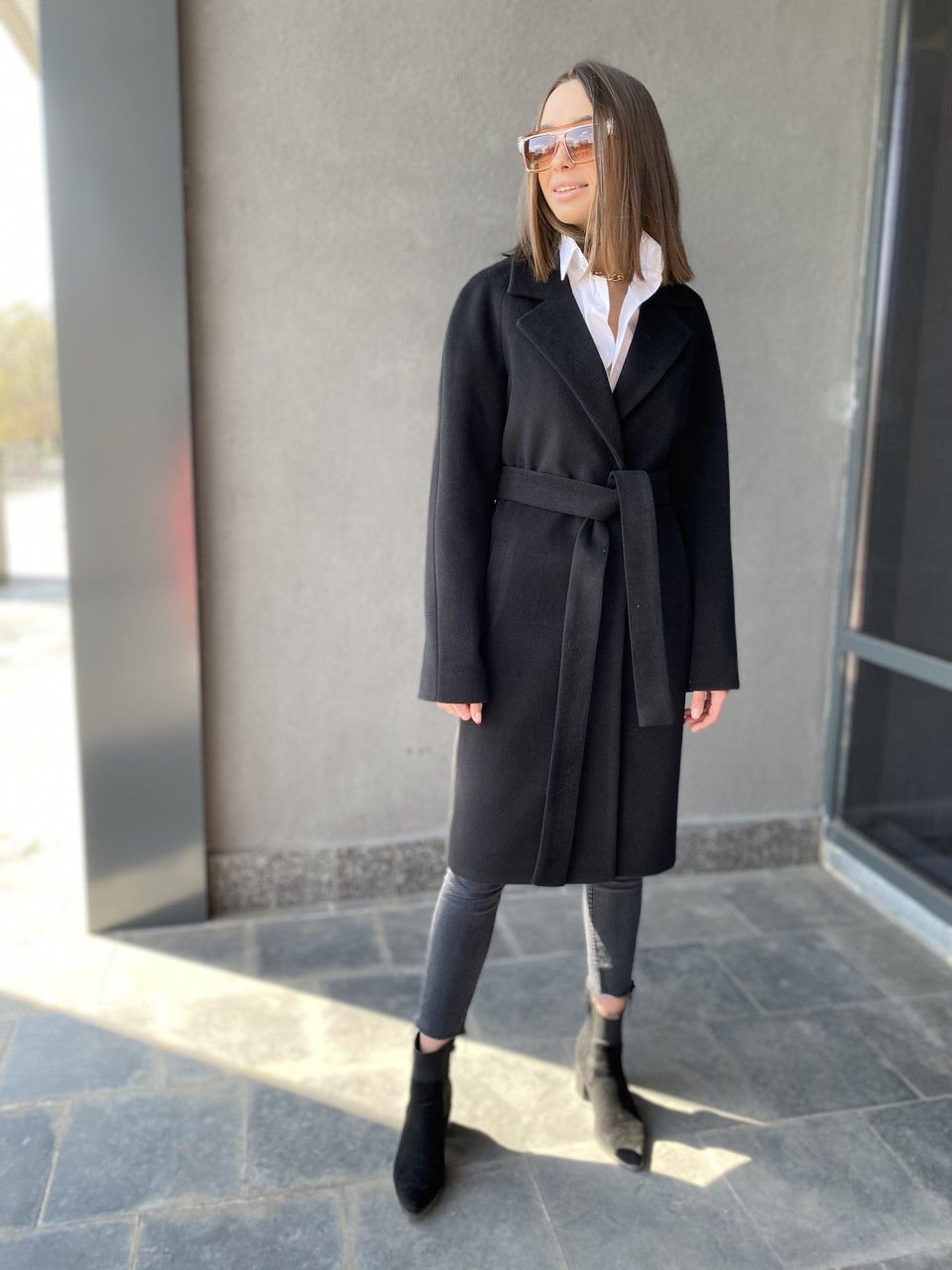 Жіноче утеплене демісезонне однобортне кашемірове пальто чорного кольору