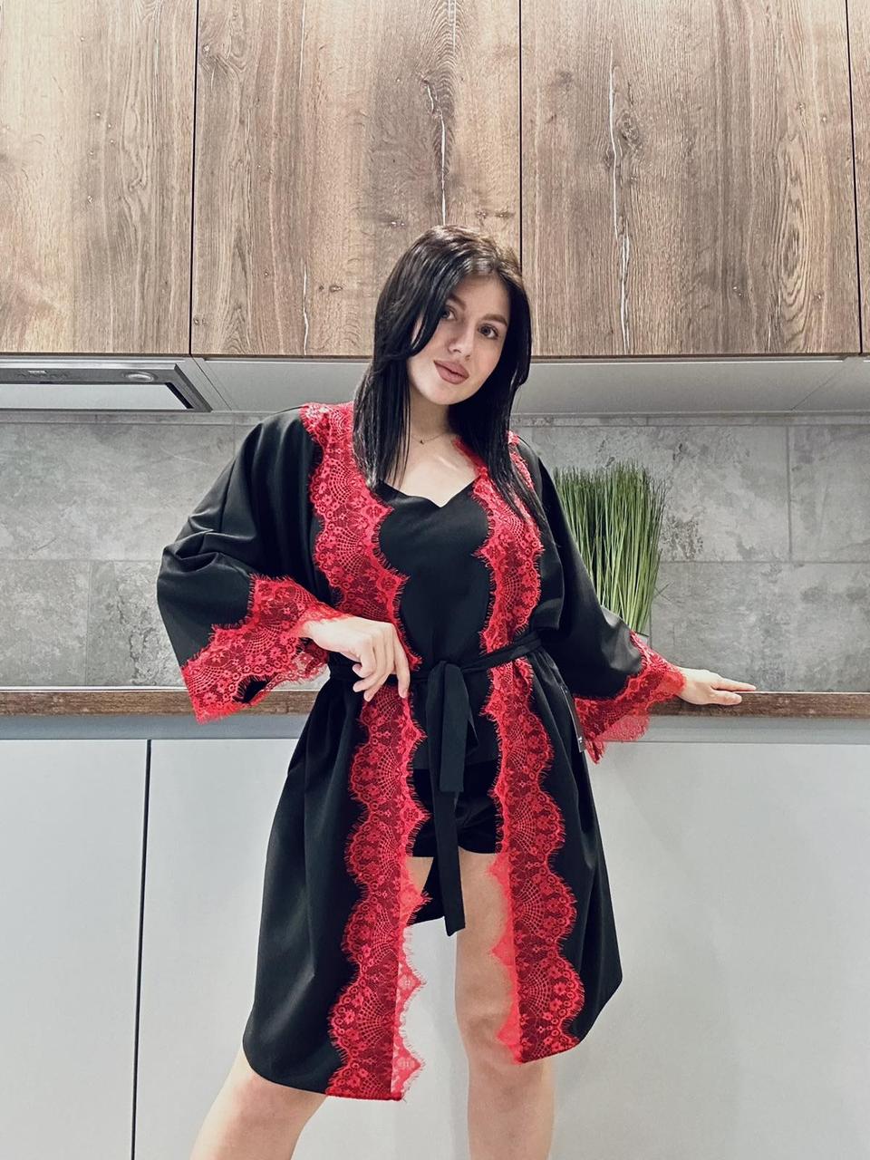 Червоний халат і чорна піжама