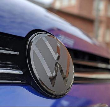 Комплект накладок на штатні  емблеми VW Passat B8 під дистронік (радар) комплект 2 шт перед/зад
