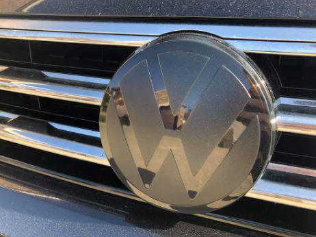 Комплект накладок на штатні  емблеми VW Tiguan 2018 - 2023 під дистронік (радар) комплект 2 шт перед/зад
