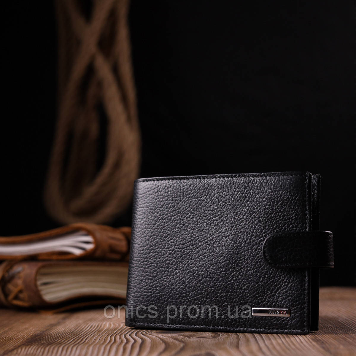 Классическое мужское портмоне с хлястиком из натуральной кожи KARYA 21084 Черный хорошее качество - фото 7 - id-p2090030386