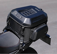 Жесткая мотосумка - рюкзак Rhinowalk MT2335 на 23-35 литров чна хвост мотоцикла (черный карбон)