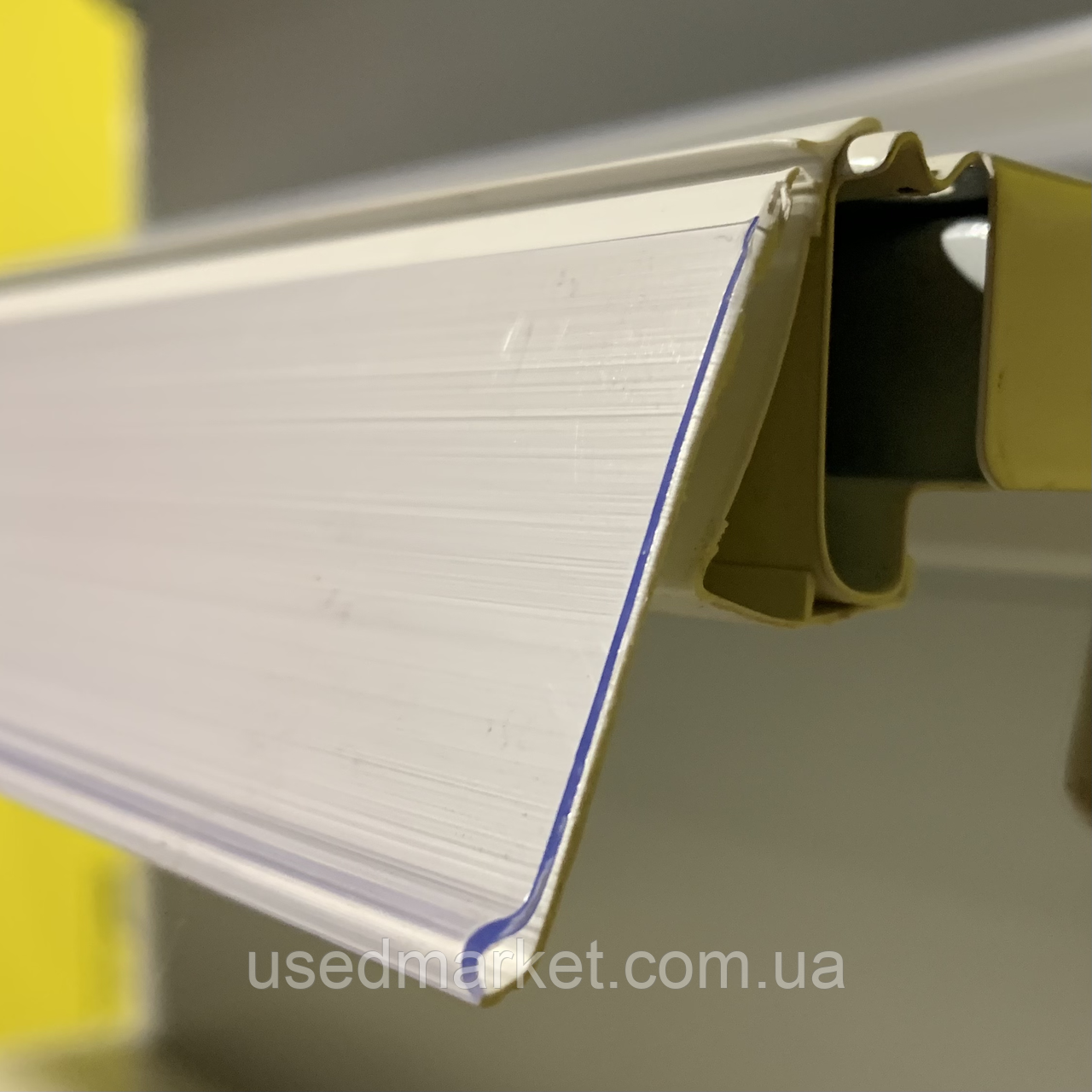 Цінникотримач білий 39х1000 на защелці до полиць торгового стеллажа