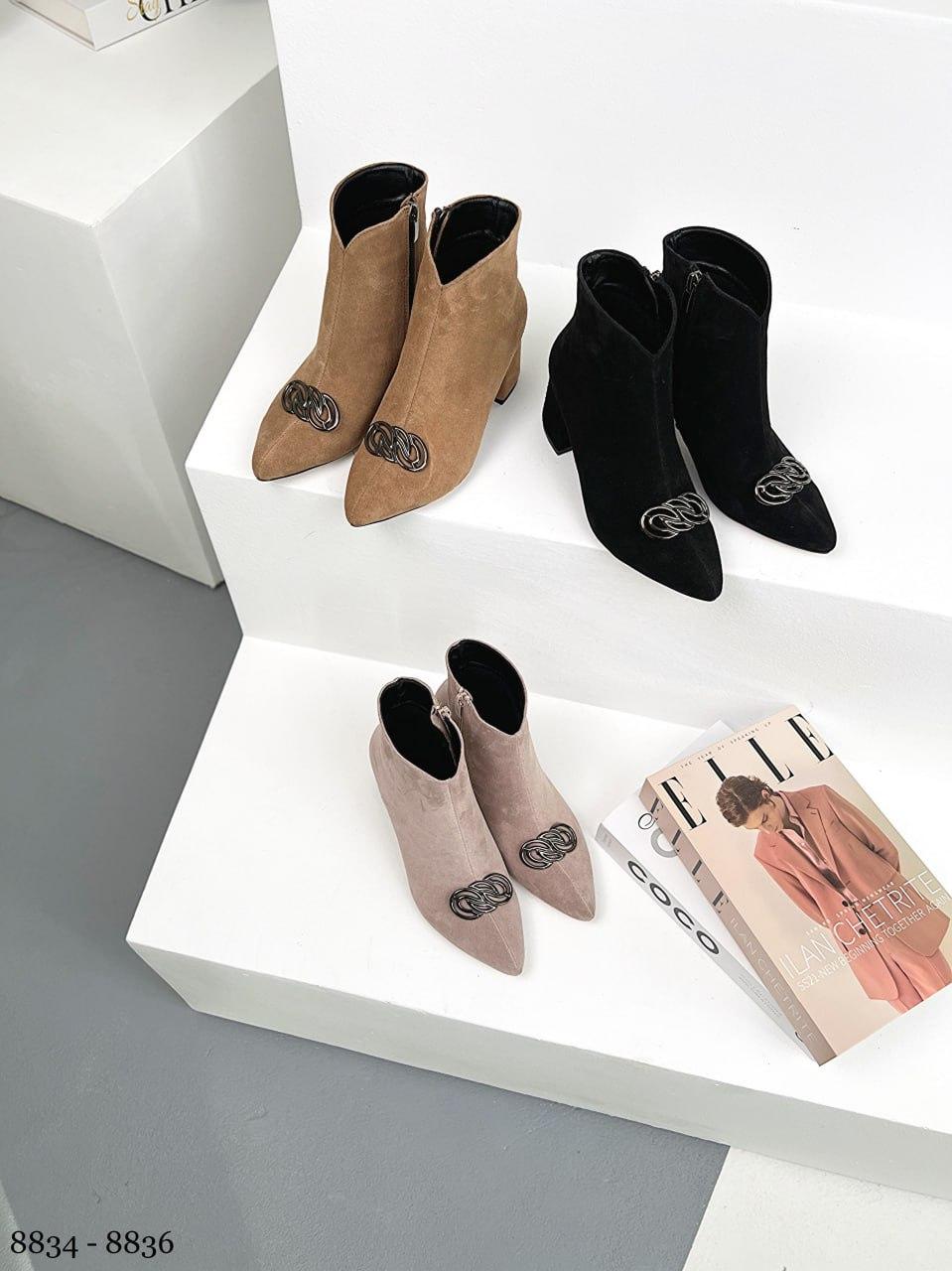 Жіночі замшеві ботильйони з гострим носком і декором на підборах 6,5 см, фото 1
