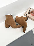 Жіночі замшеві ботильйони з гострим носком і декором на підборах 6,5 см, фото 8