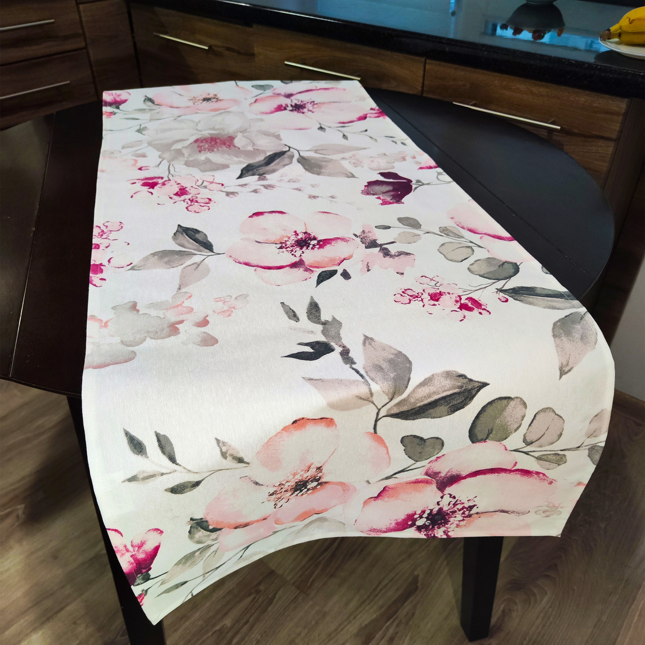 Декоративна стильна доріжка на стіл водовідштовхувальна, настільна доріжка тефлонова Ранер з квітами сакури на білому фоні