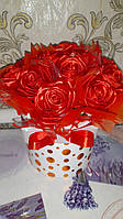 Букет червоних троянд із атласної стрічки