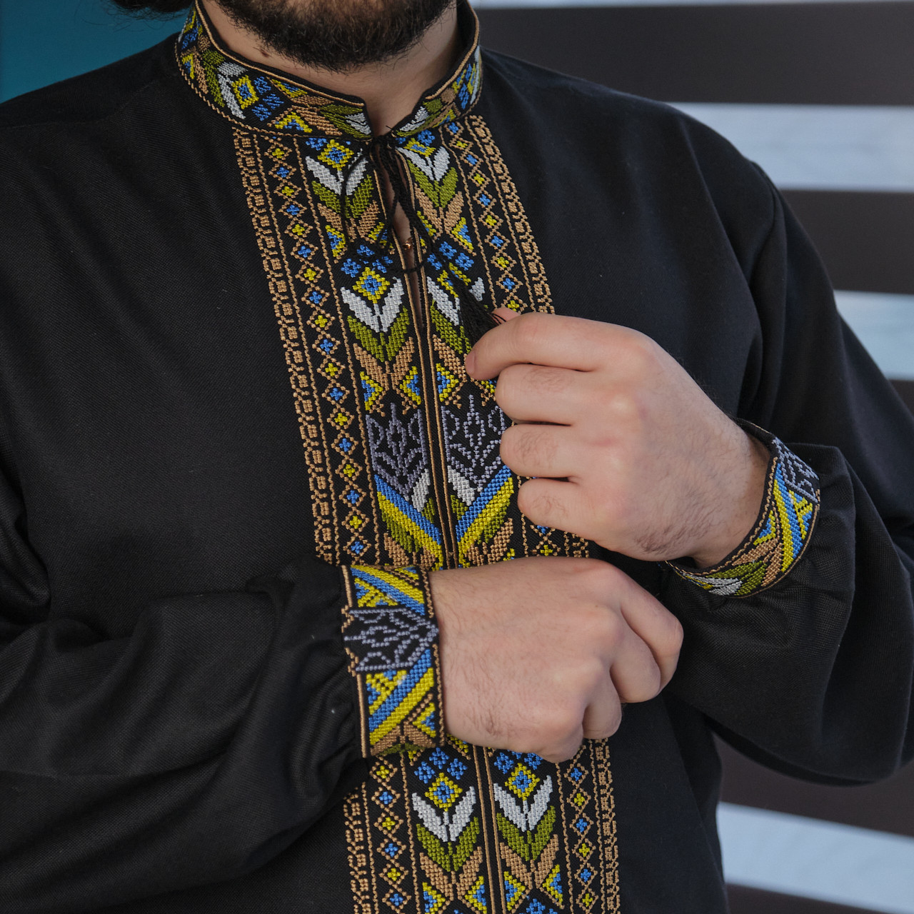 Стильна чорна чоловіча вишиванка з великим чорним орнаментом,ТРИЗУБ тканина - домоткане полотно, фото 1