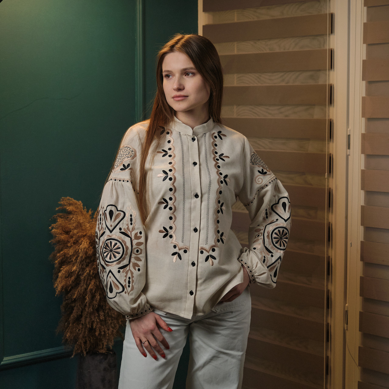 Красива вишиванка жіноча з льону з великим орнаментом, широкою горловиною, тканина - льон., фото 1