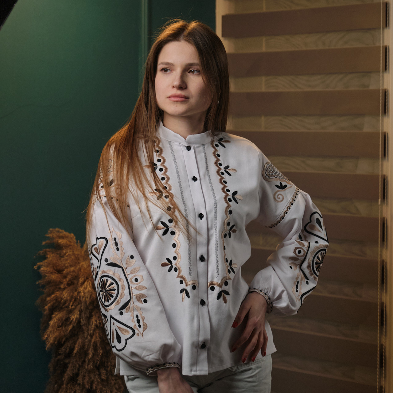 Вишиванка жіноча біла з великим орнаментом бронзового кольору, тканина - домоткане полотно