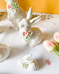 Декоративна порцелянова фігурка кролик з квітами 14х10х7 см 170