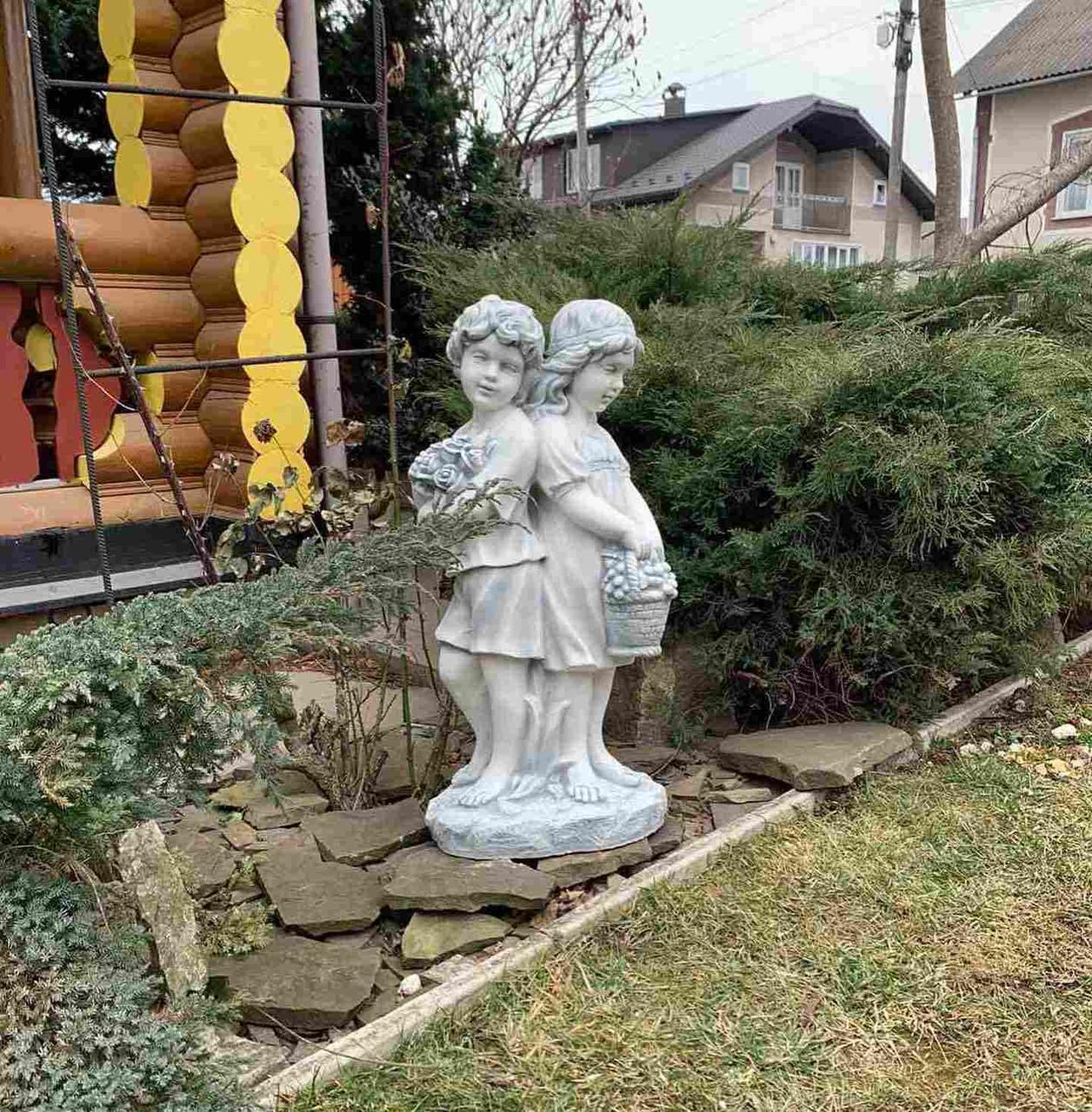 Садова фігура, статуетка Дітки з квітами для декору саду виготовлені з цементу, ручної роботи 90см