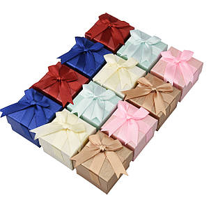 Коробочка квадратна картонна малюнки з бантом під кільце розмір 50Х50Х40 мм 24 штук в пакованні мікс кольорів