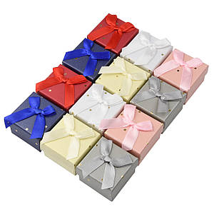 Коробочка квадратна картонна малюнки з бантом під кільце розмір 50Х50Х40 мм 24 штук в пакованні мікс кольорів