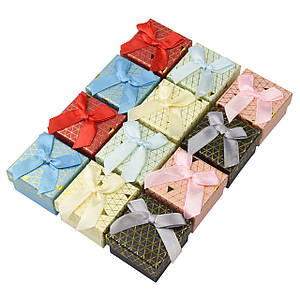 Коробочка квадратна картонна малюнки з бантом під кільце розмір 50Х50Х40 мм 24 штук в пакованні мікс кольорів