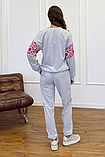 Зручний трикотажний жіночий костюм з вишивкою принтом повсякденний 44-50 розміри різні кольори сірий меланж, фото 2