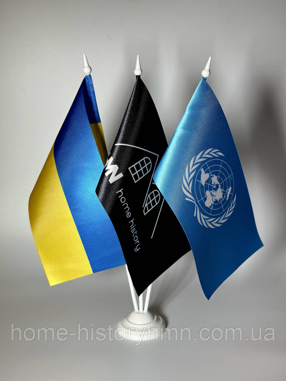 Настільні прапори України компанії HMN та організації ООН з 3 пластиковими тримачами