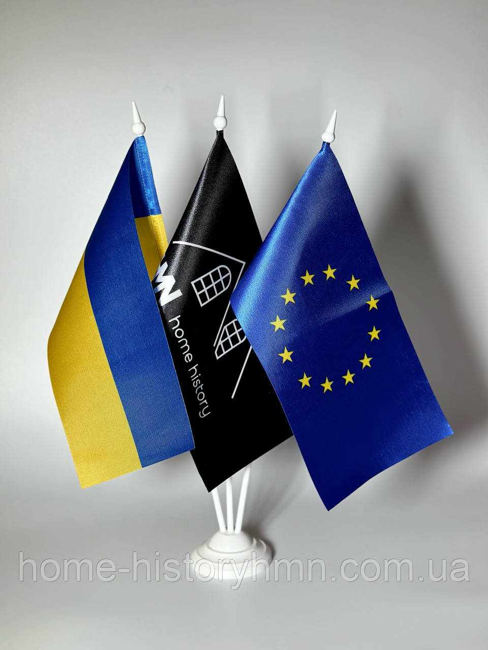 Настільні прапори України ЄС та компанії HMN з 3 пластиковими тримачами.