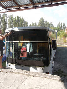Изготовление и замена лобового стекла на автобусе Van Hool, T815CL, Integral в Никополе (Украина) 5