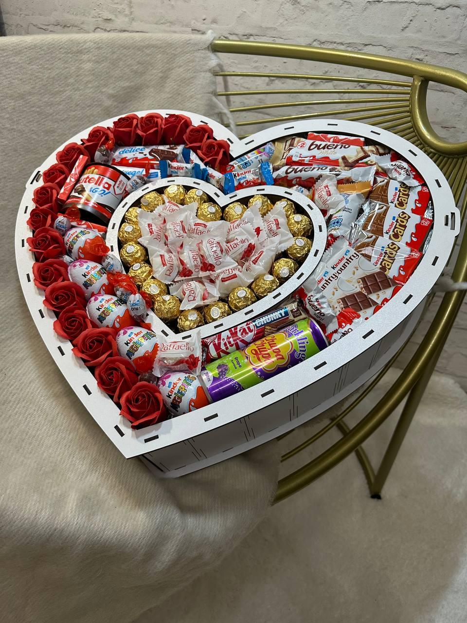 Подарки-бокс со сладостями Киндер сюрприз Подарочные наборы с розами для девушек на 14 февраля лин - фото 1 - id-p2091456868