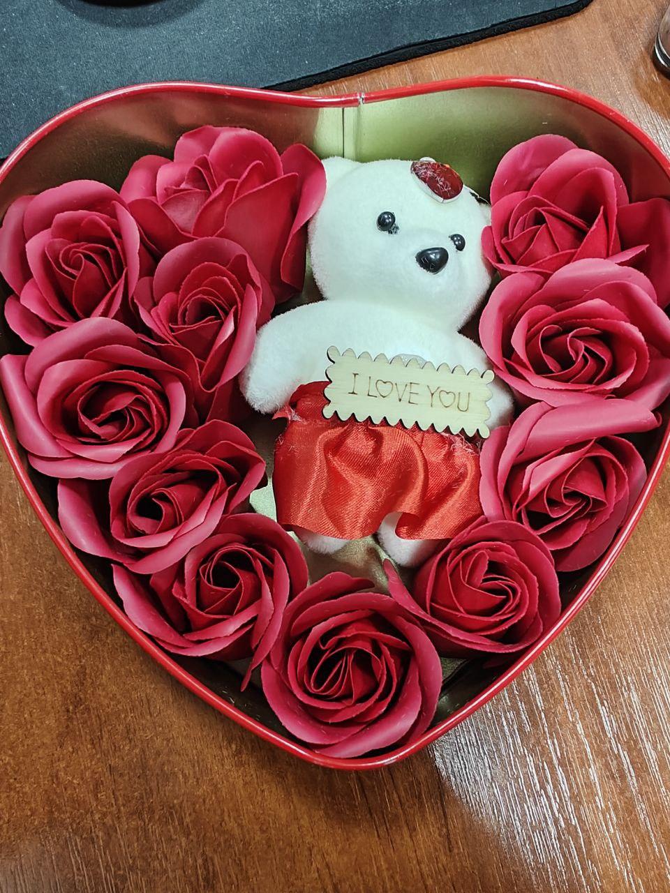 Подарунок коханій жінці набір коробка у формі серця з мильними квітками 11 троянд 1 ведмедик