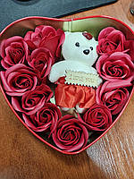 Подарок коллегам на набор коробка в форме сердца с мыльными цветками 11 роз 1 мишка