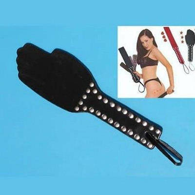 Шлепалка чорна шкіряна у формі долоні з заклепками Talla