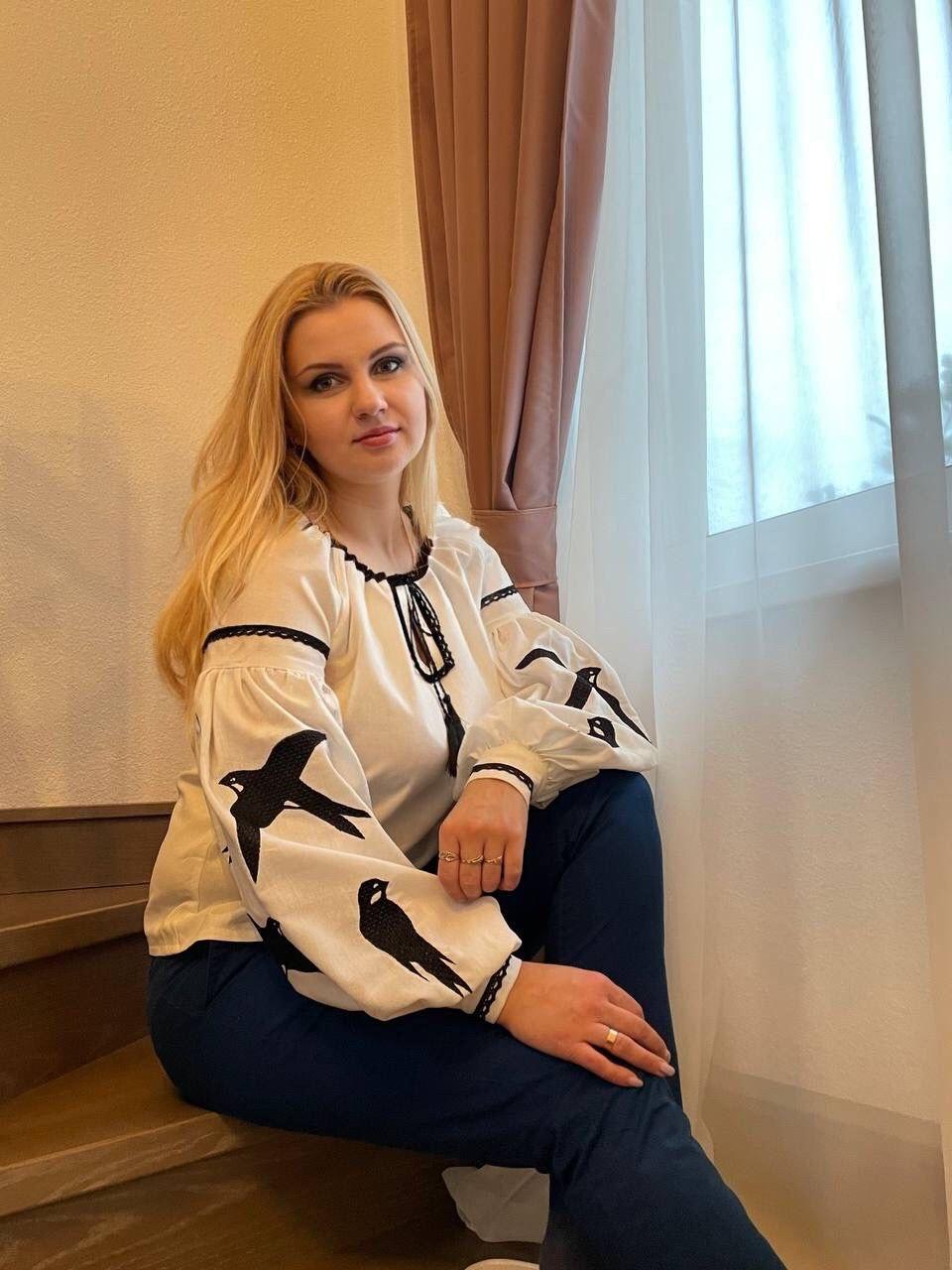 Жіноча вишиванка біла з ластівками
