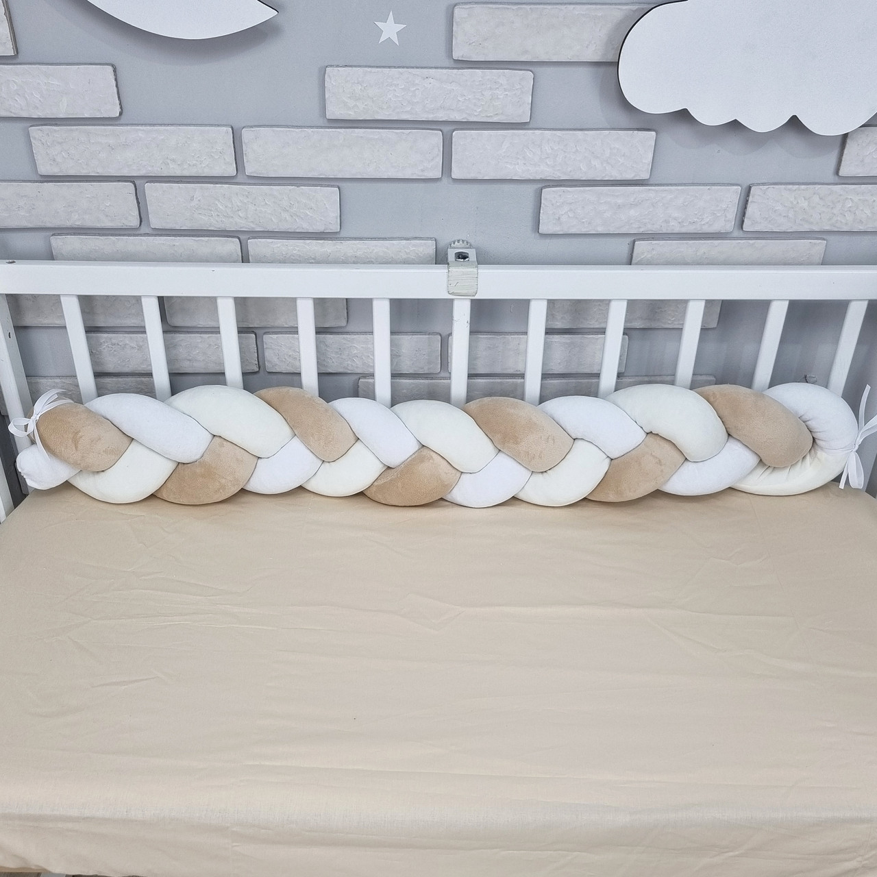 Косичка - бортик м'якенька велюрова на один бік дитячого ліжка 120см -бежево-молочно-біла