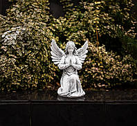 Красивая декоративная статуэтка ангел на колене из полистоуна высотой 25 см серый