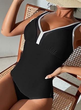 Суцільний чорний жіночий купальник із чашками