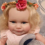 Гарна реалістична лялька Реборн (Reborn) NPK дівчинка 50 см з довгим волоссям, схожа на живу дитину, пупс з м'яким тілом, фото 4