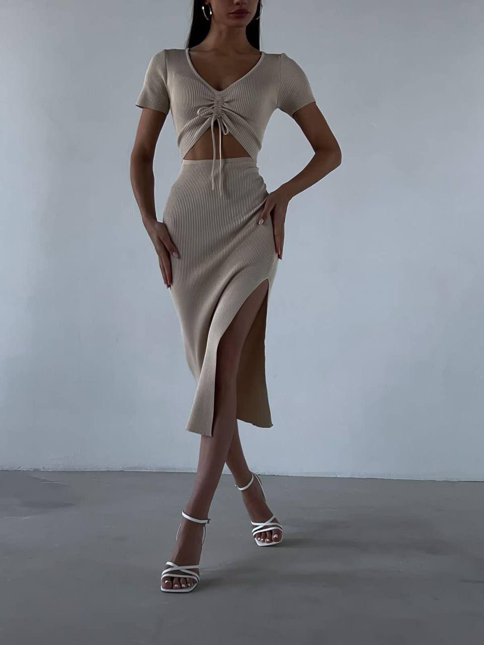 Жіноча довга сукня в обтяжку стильна модна підкреслює фігуру відкрита спина шнурівка в рубчик короткий рукав