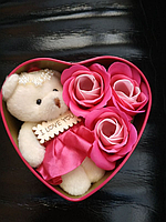 Подарок любимой девушке набор коробка в форме сердца с мыльными цветками 3 розами 1 мишка .Хит!