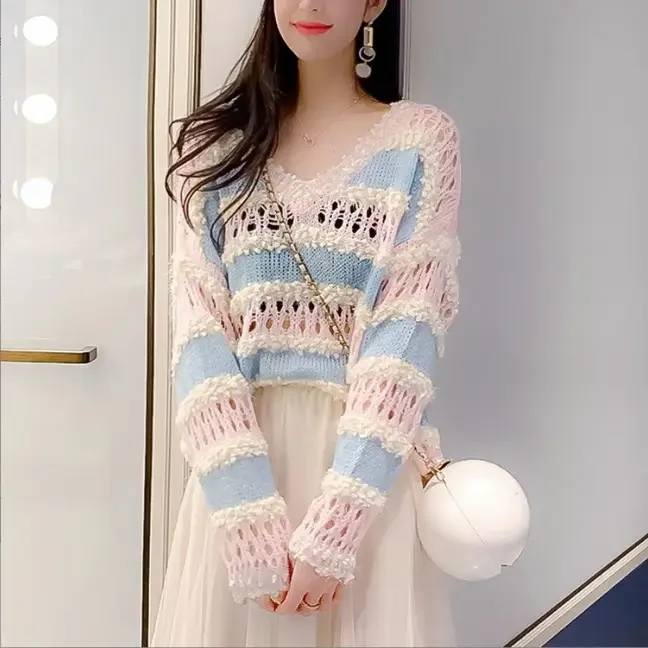 Жіночий в'язаний светр пуловер з v-подібним вирізом
