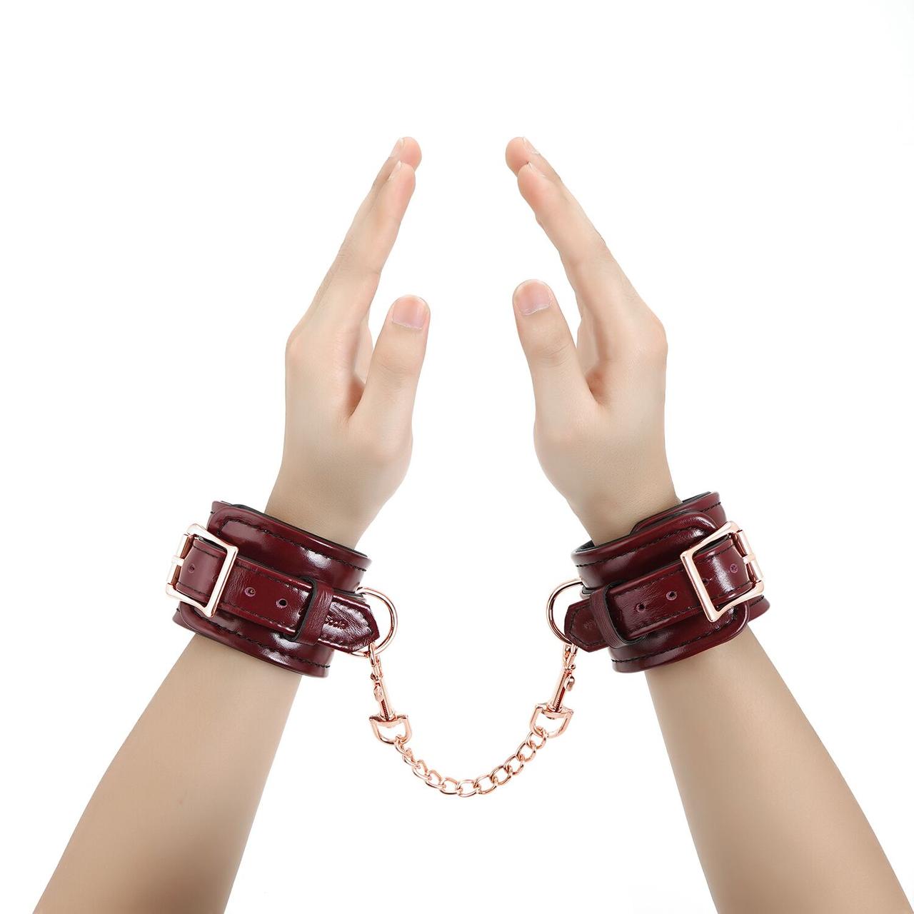 Шкіряні наручники Liebe Seele Wine Red Wrist Cuffs, знімний ланцюжок-кріплення, фото 1