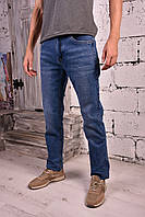 Классические недорогие синие мужские джинсы