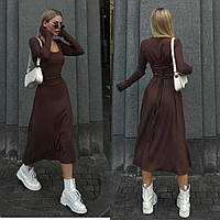 Лаконичное коричневое приталенное трикотажное платье длины миди со шнуровкой на спине