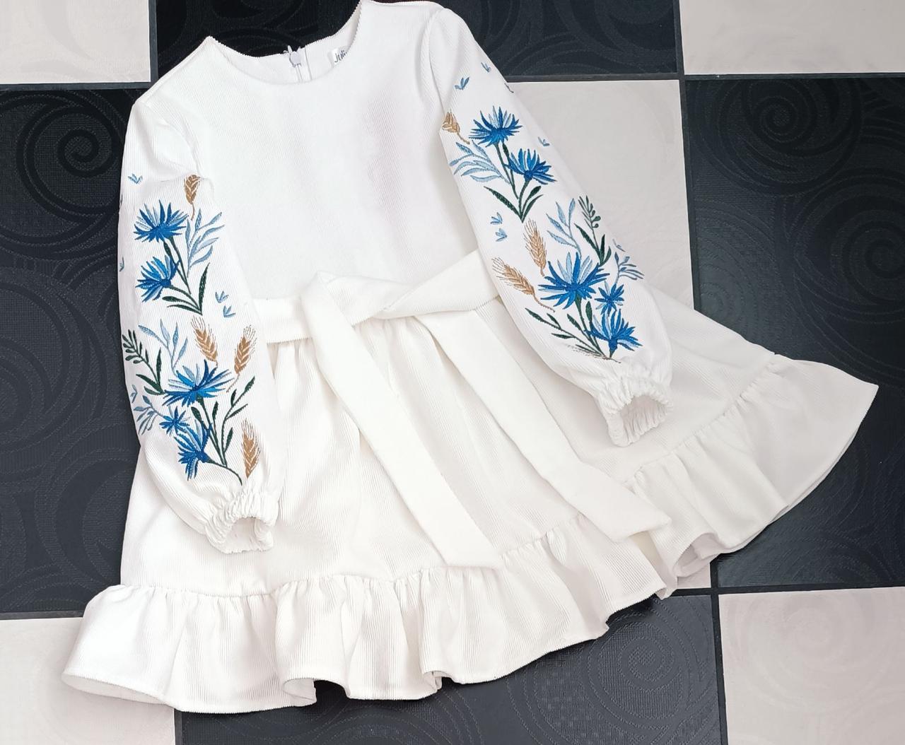 Якісна вишита сукня для дівчаток білого кольору із вельвету з вишитими волошками розміри 116