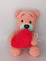 16 см. В'язана іграшка "Ведмедик із серцем" з плюшу ручної роботи. Рожевий